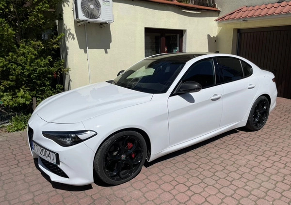 Alfa Romeo Giulia cena 98000 przebieg: 61500, rok produkcji 2018 z Tarnów małe 742